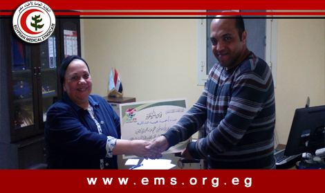 مصر العطاء تكرم مدير وحدة الطوارئ والإسعاف بالمستشفي الألماني